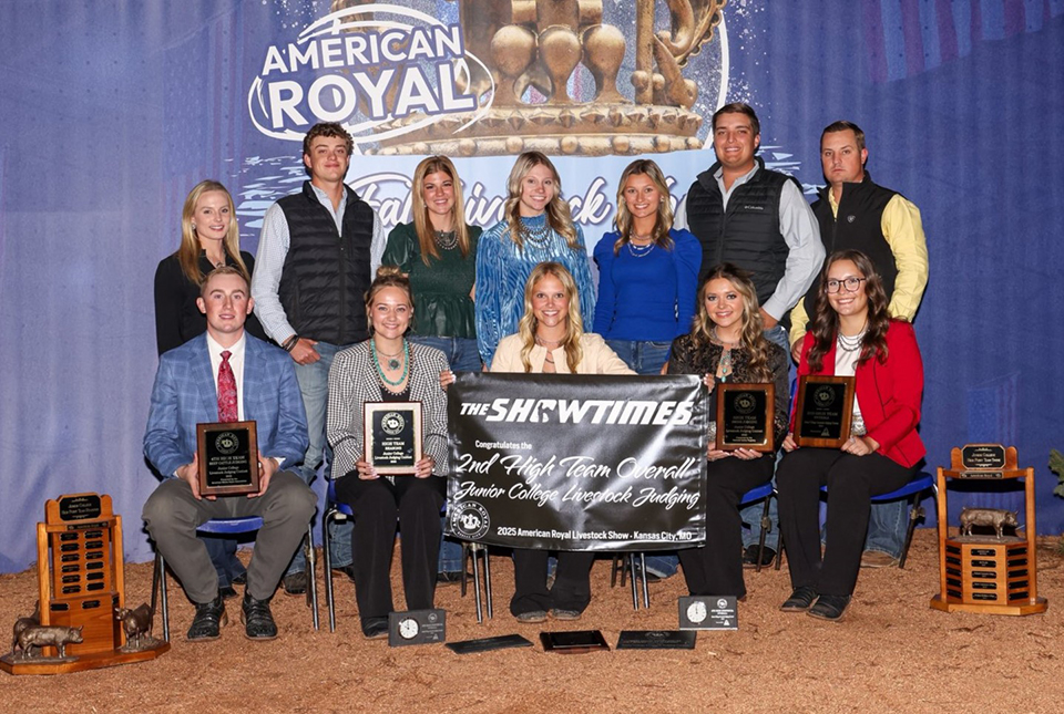 Ryleigh Gilfoil places fourth, Jenna Lindig fifth among individuals